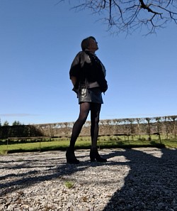 Frühling - auf dem Land im Schatten der Bäume